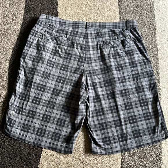Lululemon Gray/black Men’s shorts size 38 - Picture 4 of 5